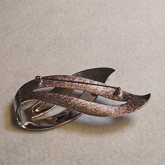 Elegant Silver Abstract Brooch - Picture 2 of 5